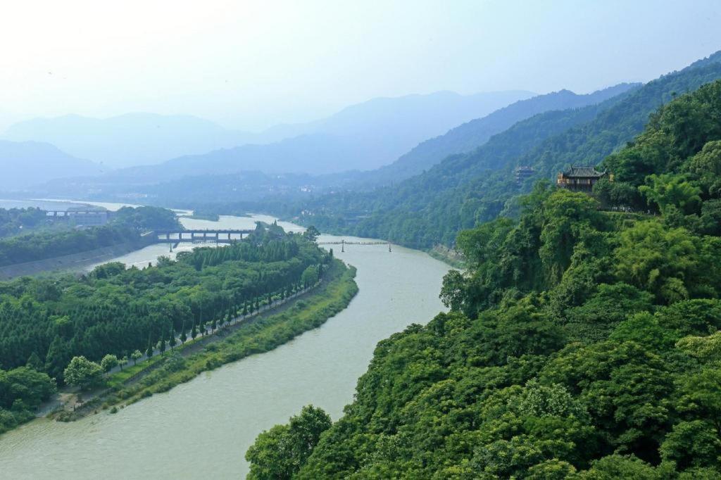 Holiday Inn Express Dujiangyan Ancient City Guankou Extérieur photo